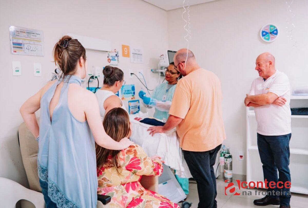 Bebê prematuro recebe alta emocionante após 74 dias internado em hospital de Londrina