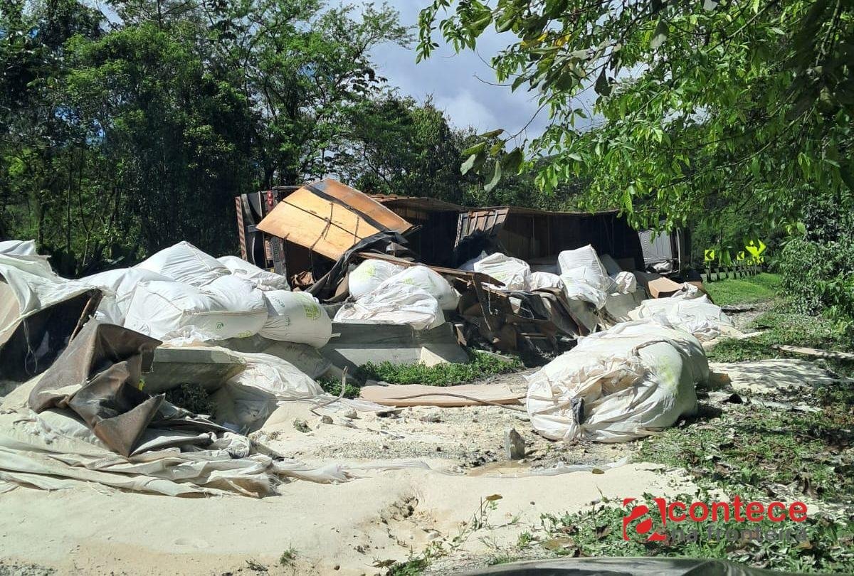 BR-277 parcialmente interditada após tombamento de caminhão