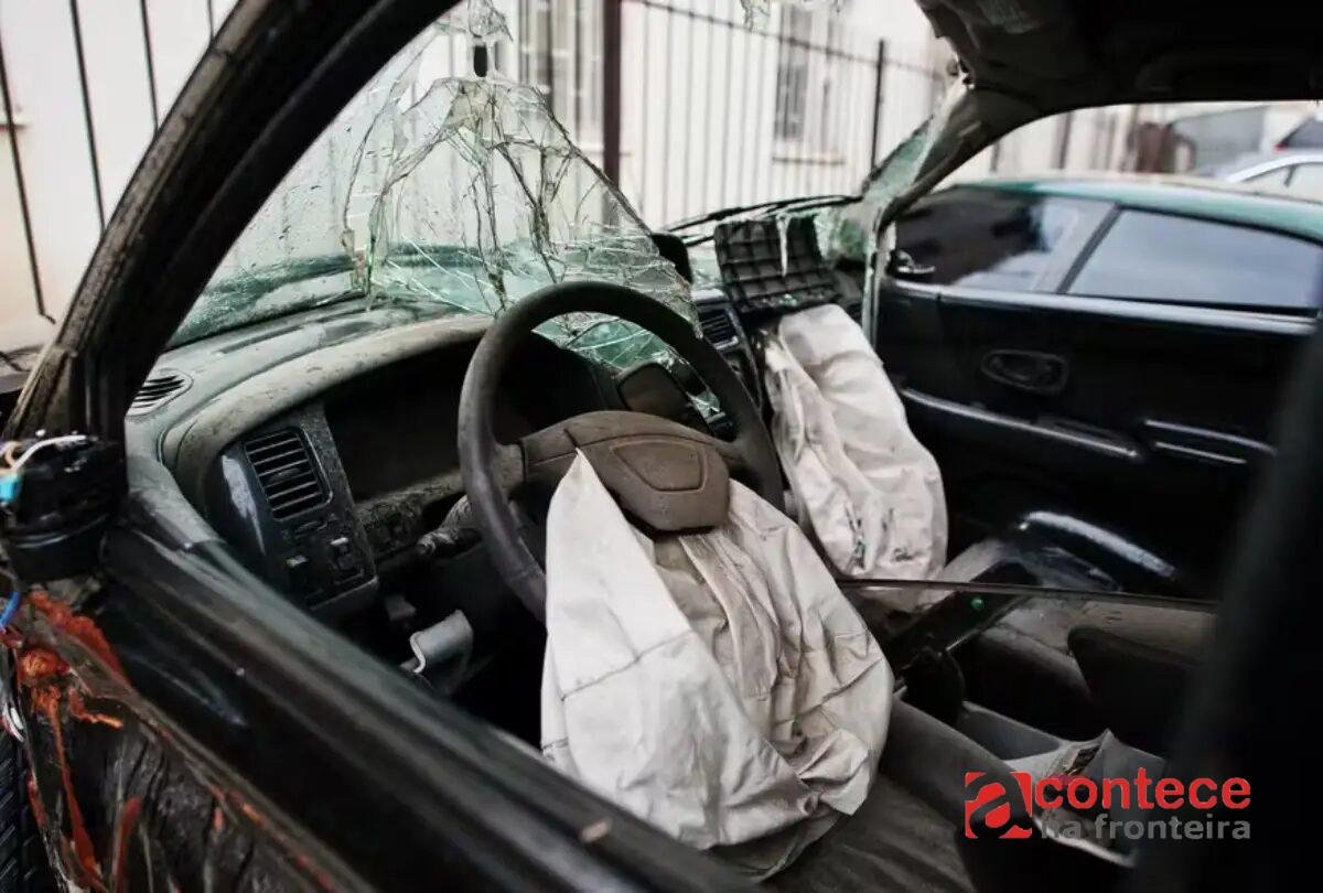Brasileira é achada morta e nua em carro capotado