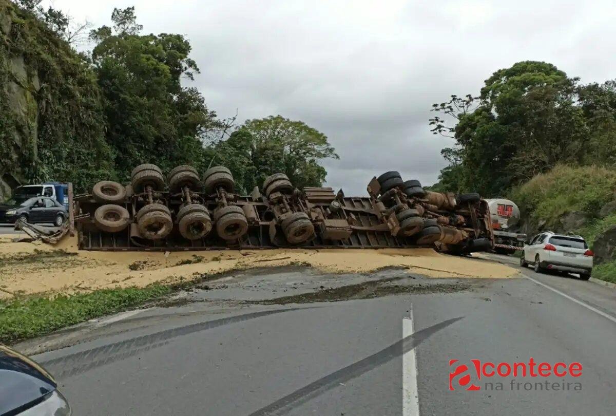 Caminhão tomba na BR-277 e complica trânsito no Paraná