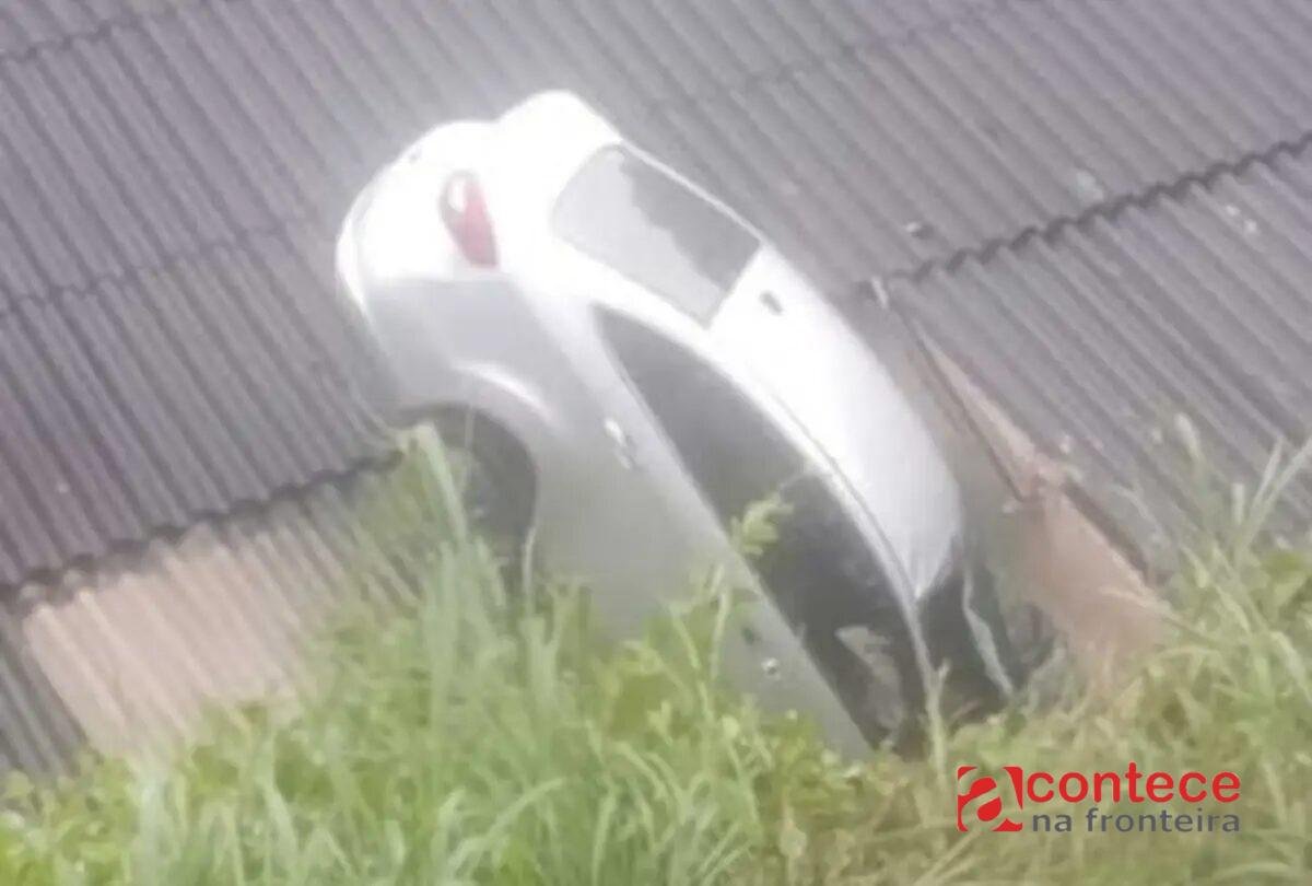 Jovem morto é achado em carro que despencou em telhado