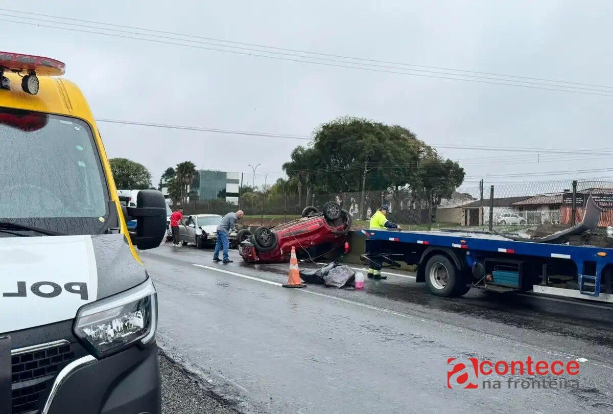 Acidente na BR-277: Carro capota em Curitiba