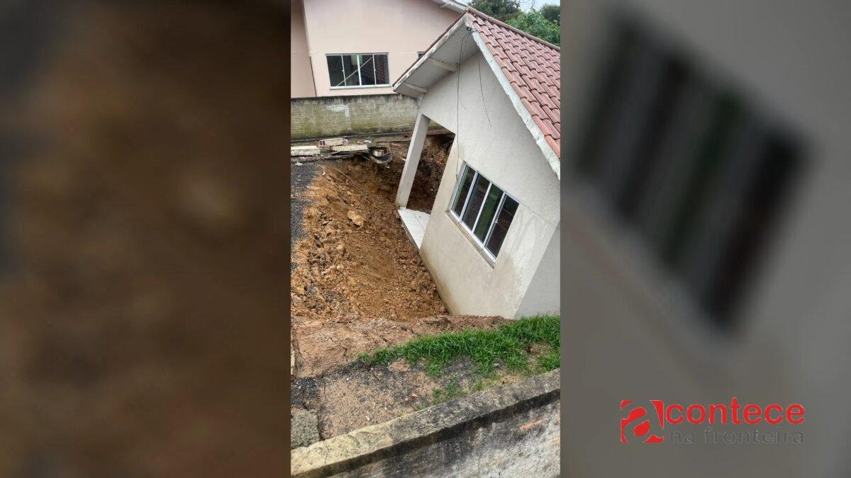 Casa fica inteira depois de deslizar em barranco que cedeu com chuvas no Paraná