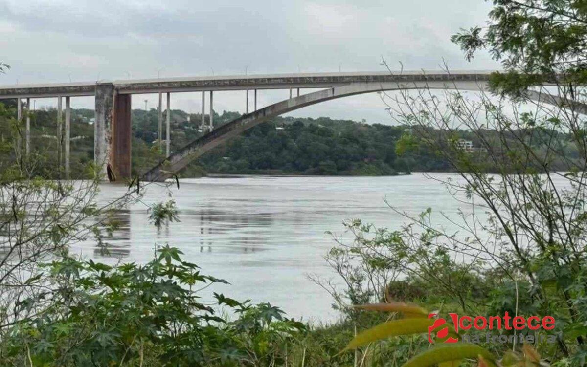 Cheia do Rio Paraná inunda clubes e deixa desabrigados no PR