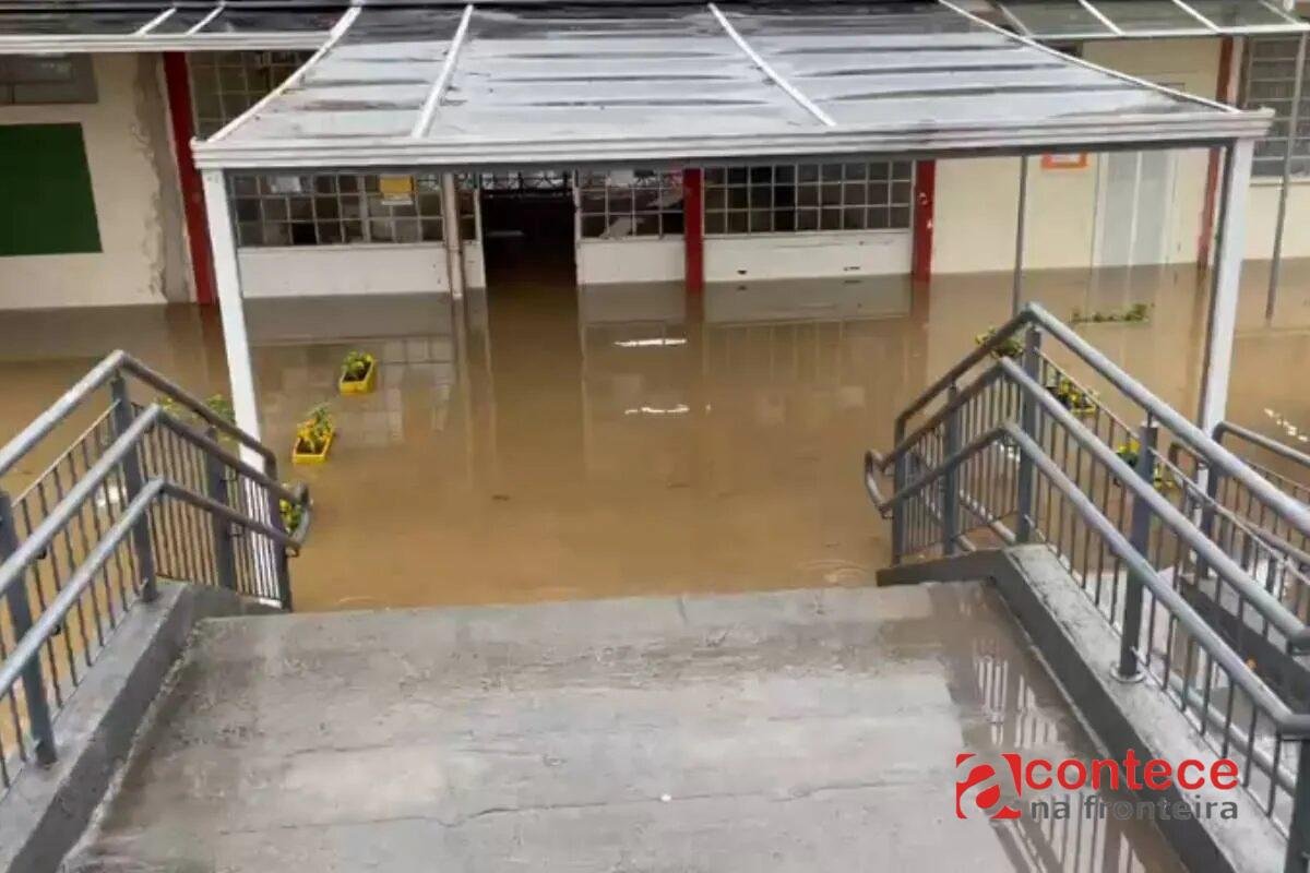 Chuva bloqueia rodovias, alaga ruas e deixa escola embaixo de água no Paraná