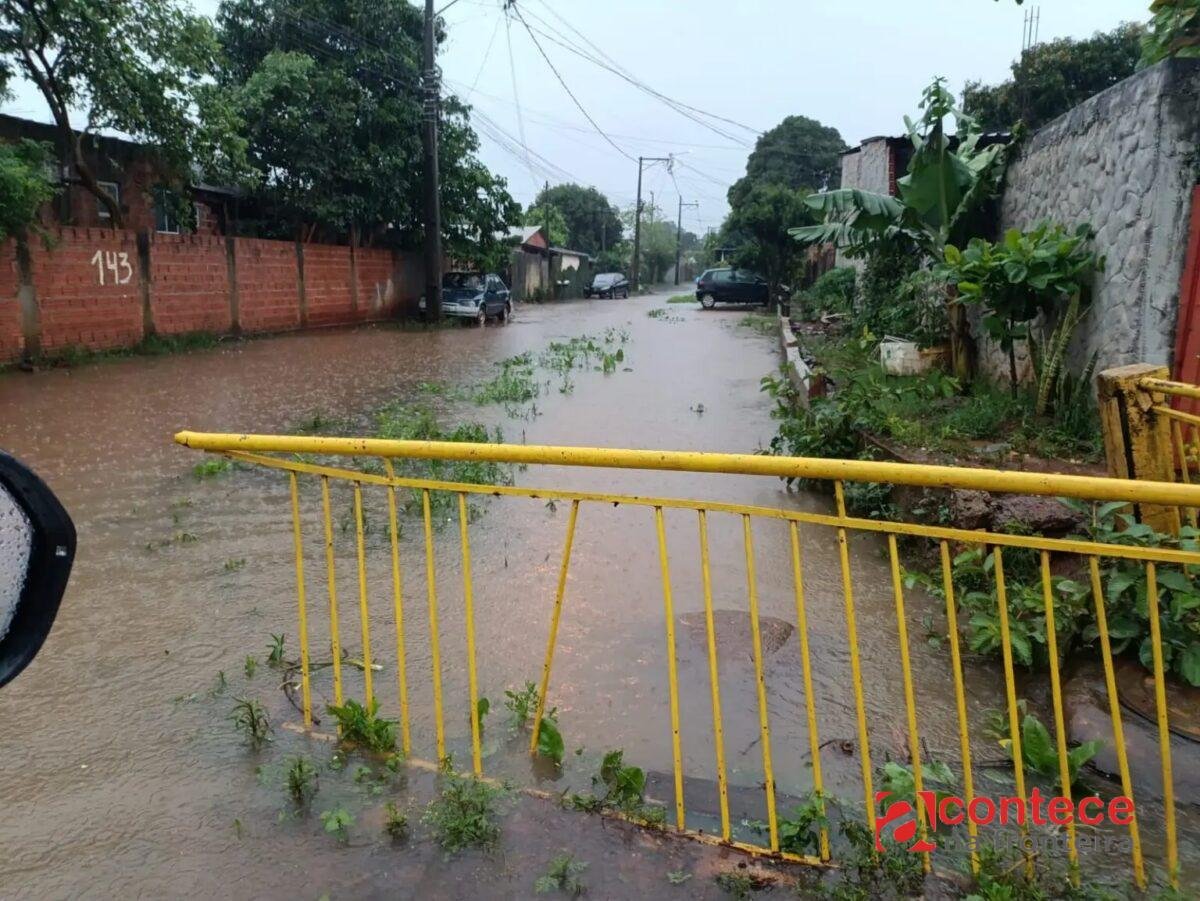 Temporal em Foz do Iguaçu deixa desalojados e alaga bairros