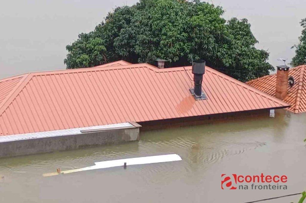Cataratas Iate Clube fica submerso após cheia em Foz