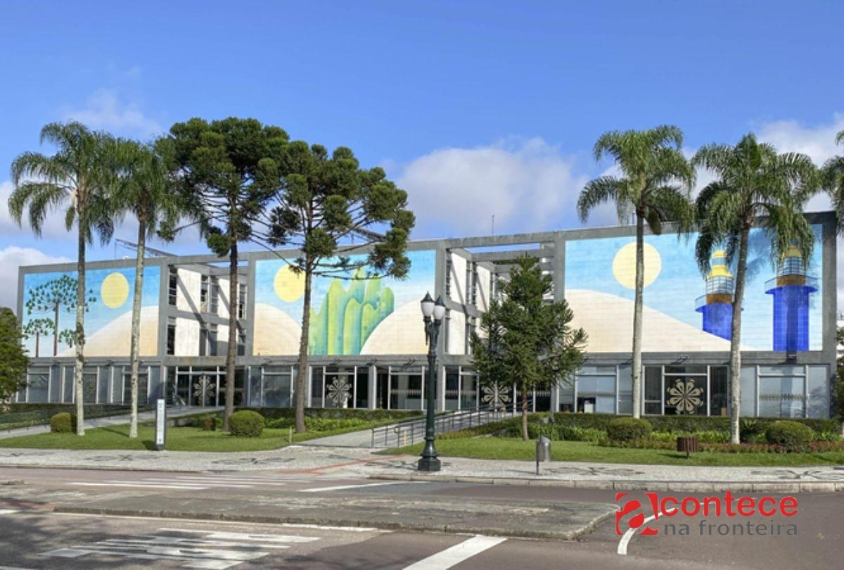 Concurso em Curitiba: PSS abre vagas com ganhos de até R$ 10,4 mil