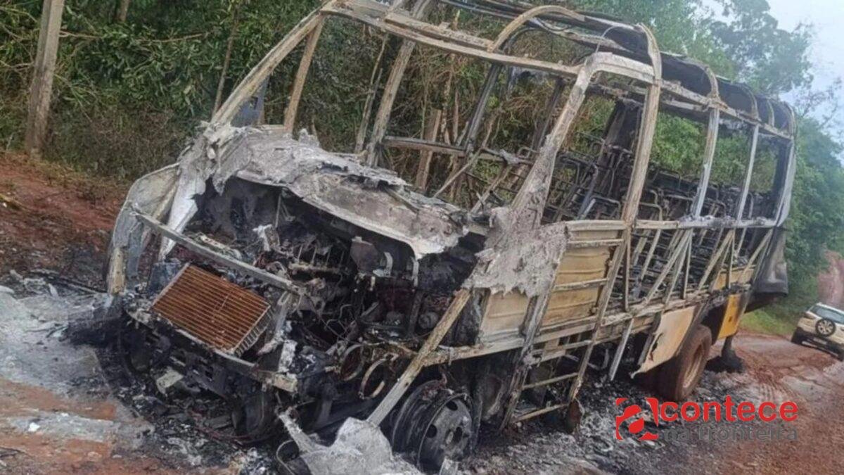 Ônibus escolar pega fogo no Paraná e ocupantes fogem pela janela