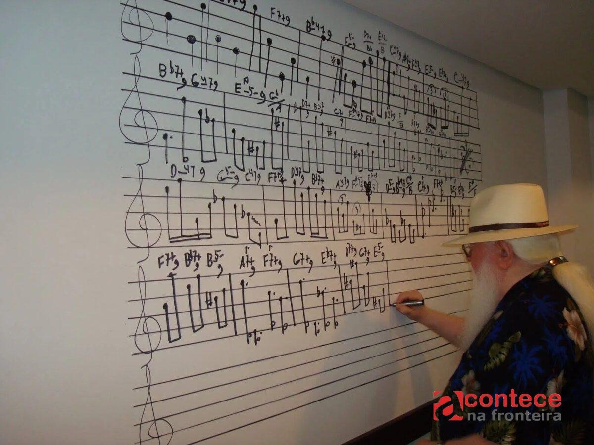 Feito de som: nos 12 anos em que viveu em Curitiba, Hermeto Pascoal deixou música até nas paredes