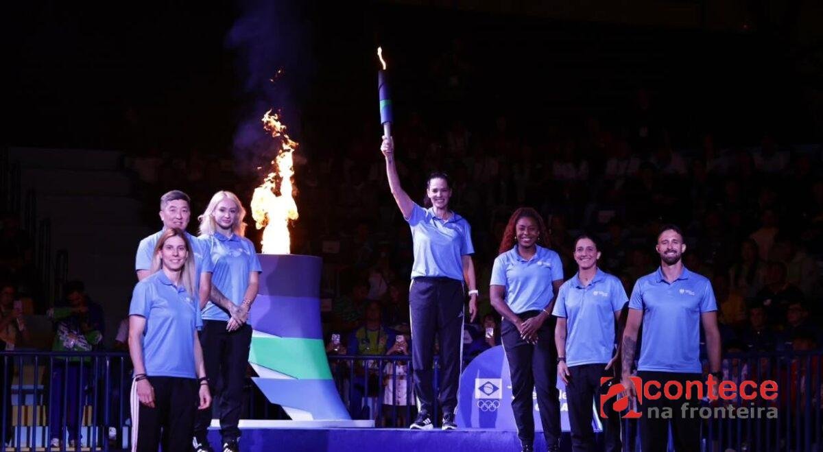 Foz abre Jogos da Juventude com pira acesa por medalhista olímpica