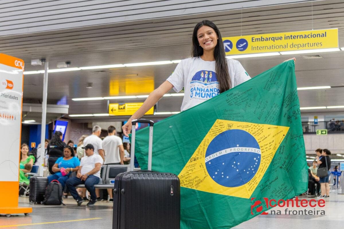 Estudante paranaense lança livro sobre intercâmbio na Irlanda