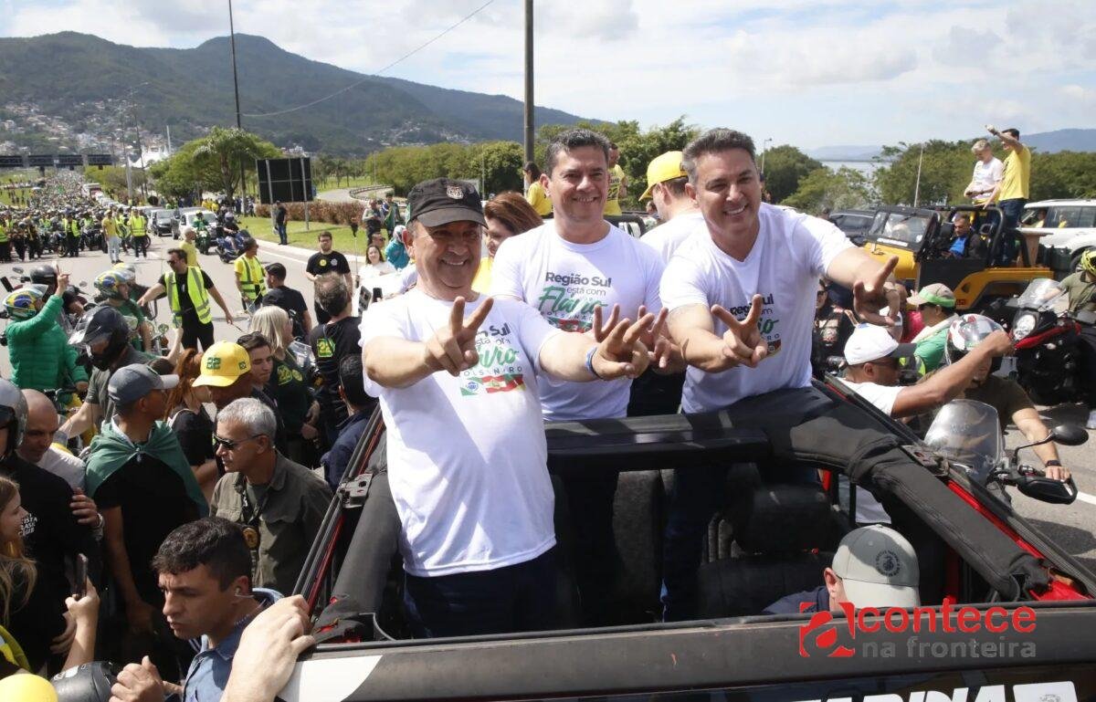 Sergio Moro apoia Flávio Bolsonaro em ato no Sul