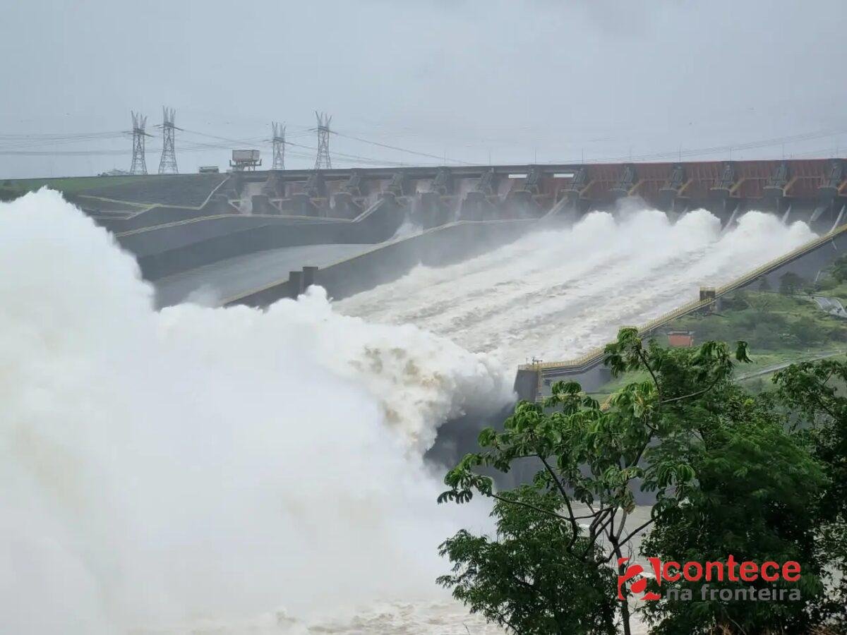 Itaipu fecha calha central para conter cheia do Rio Iguaçu