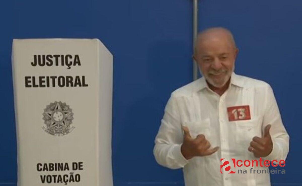Lula vota em São Bernardo e diz estar confiante na vitória