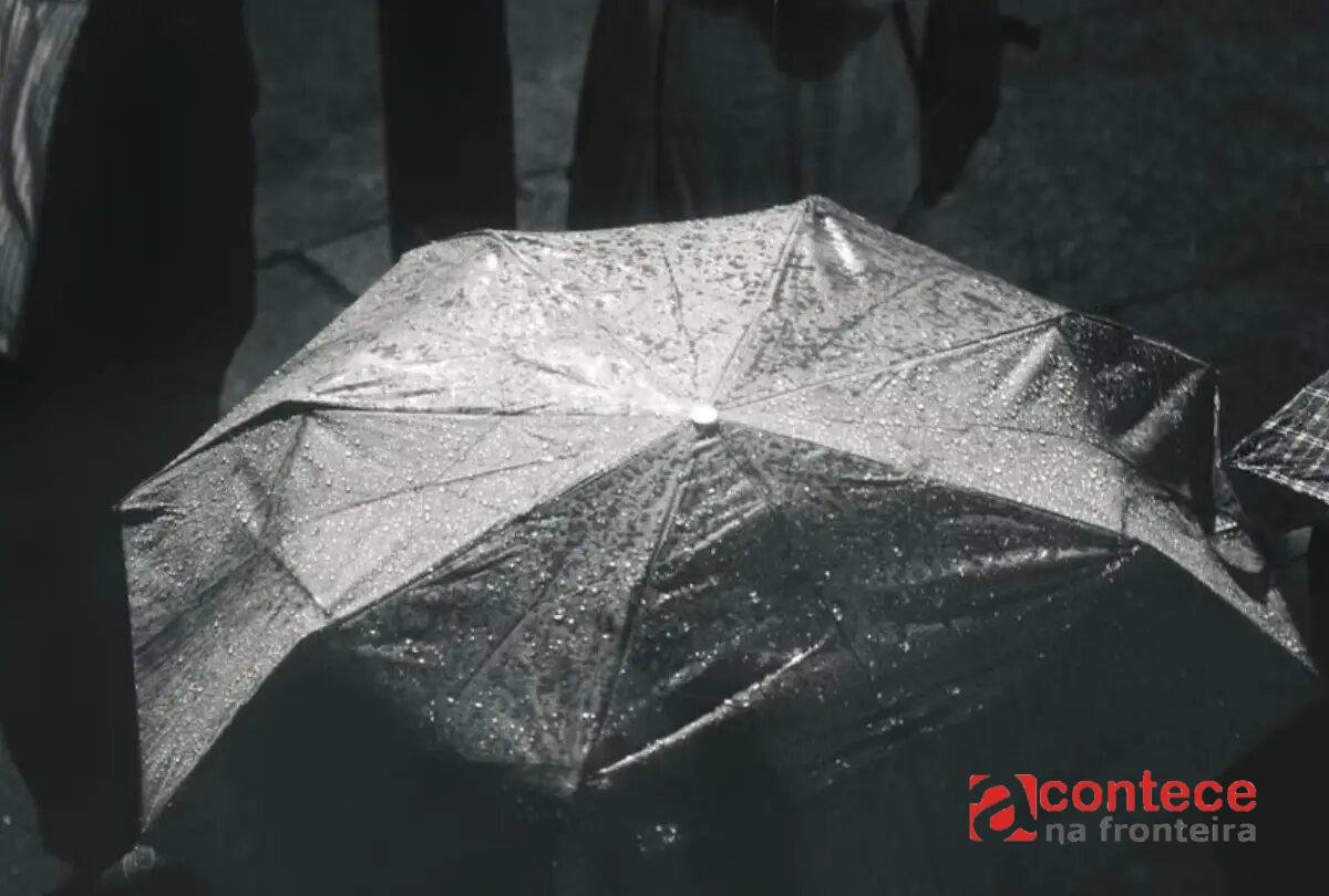 Menina autista pula de janela com guarda-chuva e pais são presos