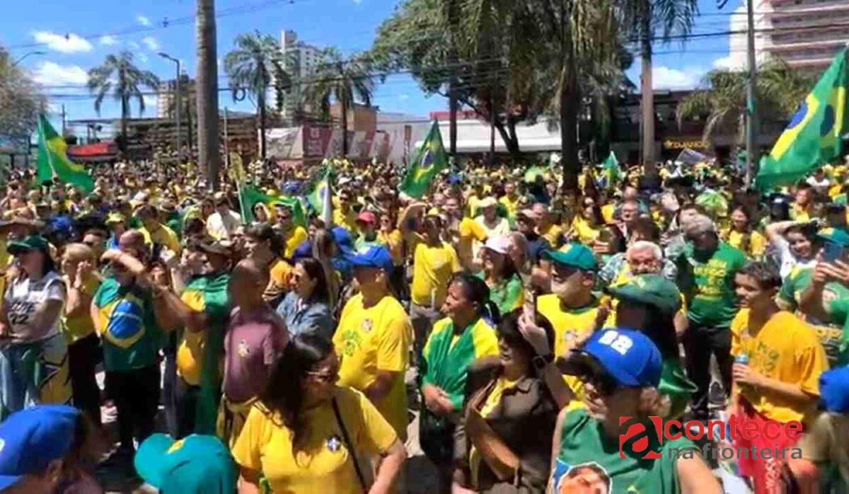Ato em Foz do Iguaçu apoia Flávio Bolsonaro