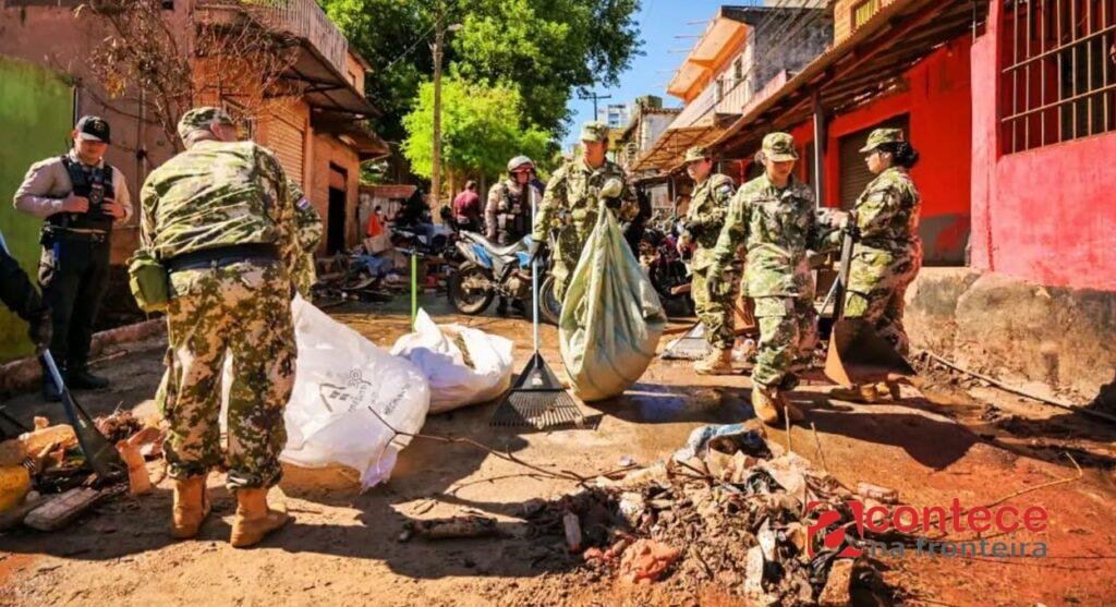 Mutirão remove toneladas de lixo em áreas alagadas no Paraguai