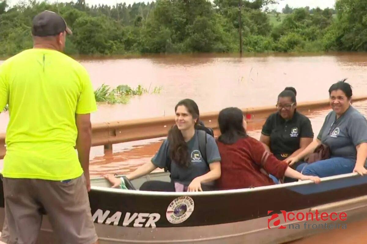 Professores usam barco para dar aula em cidade ilhada no PR
