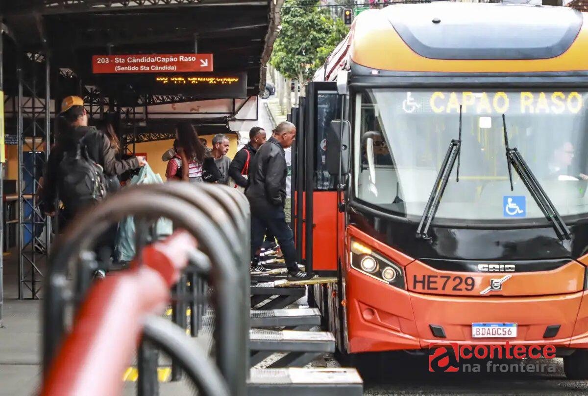 Ônibus de Curitiba mudam horários nesta segunda (12)