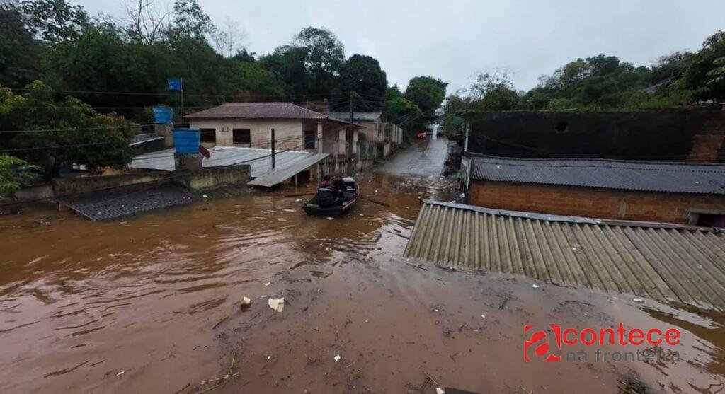 Cheia do Rio Paraná inunda cidades na fronteira com o Paraná