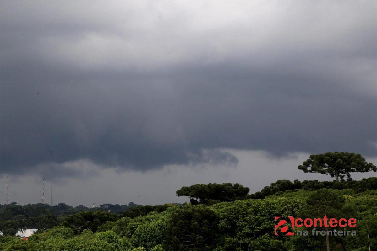 Alerta de tempestade no PR: granizo e ventos de 100 km/h