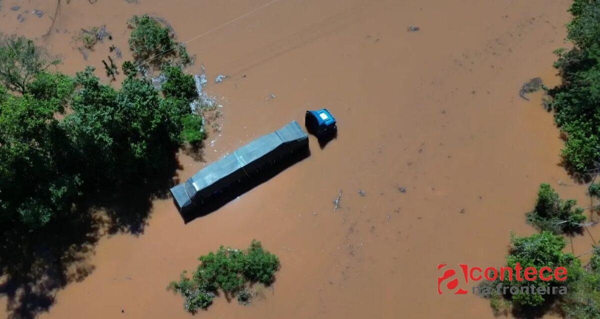Ribeirão transborda, cobre totalmente ponte no Paraná e caminhão fica preso ao tentar atravessar