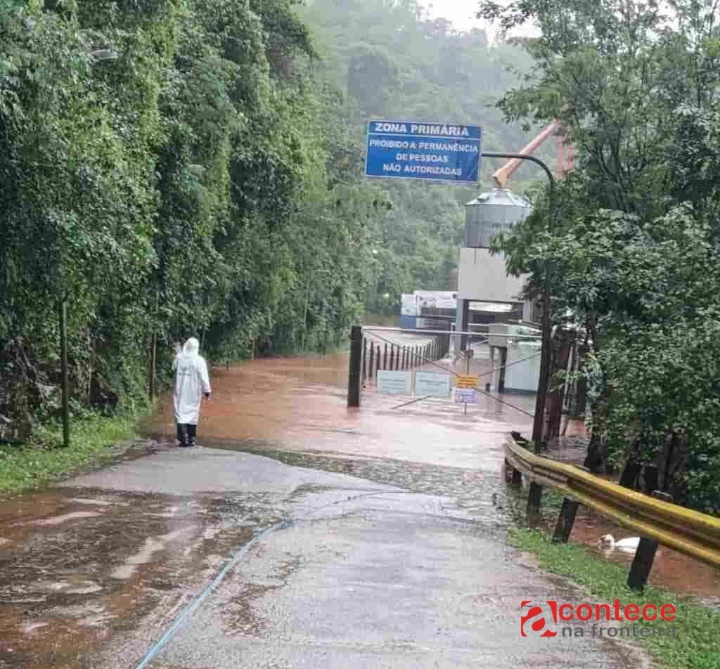 Cheia do Rio Paraná afeta Foz do Iguaçu e causa estragos