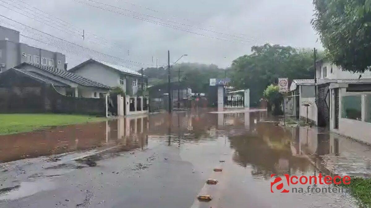 Ruas de cidade do Paraná alagam após 120 mm de chuva em sete horas