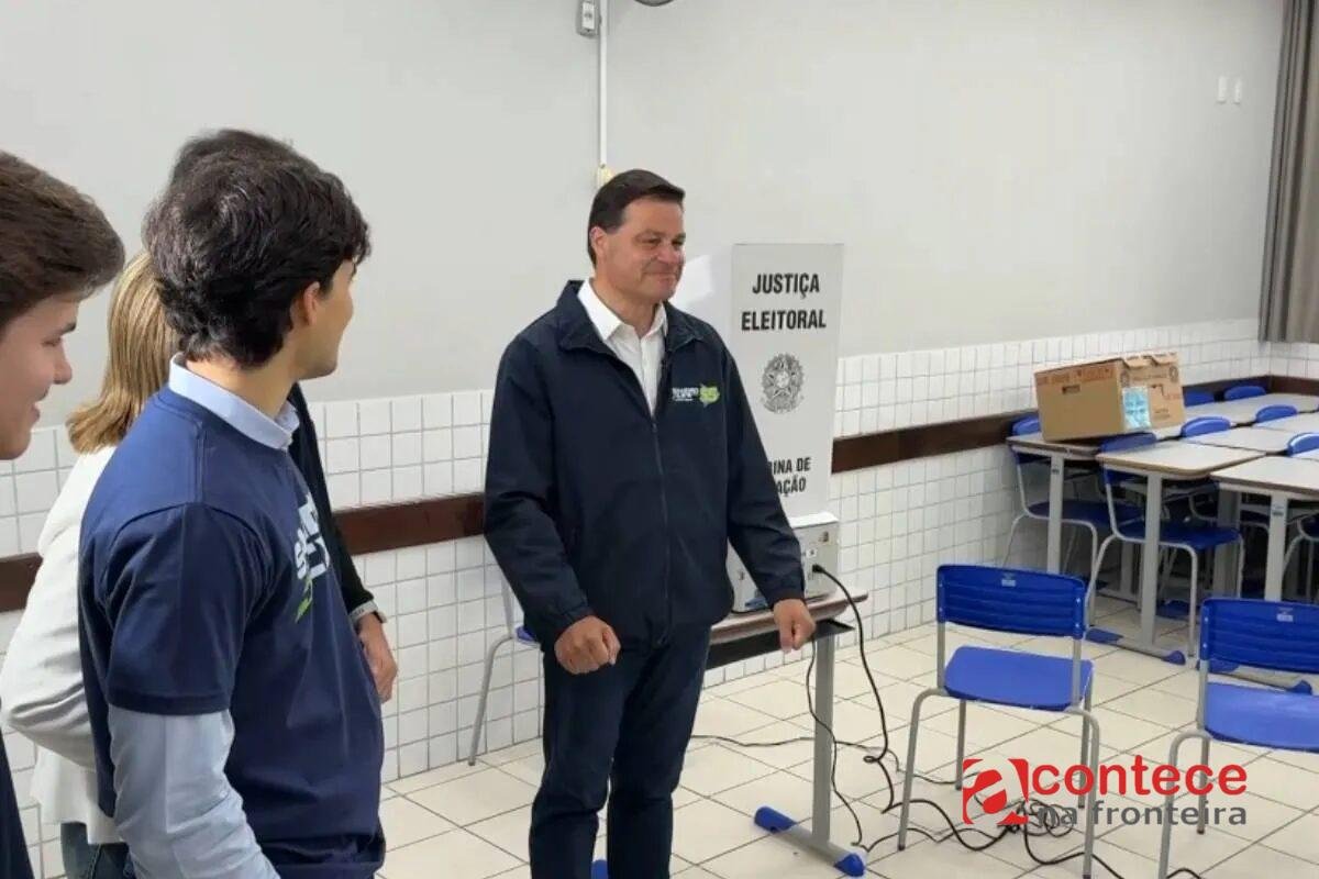 Sandro Alex (PSD) vota em Ponta Grossa