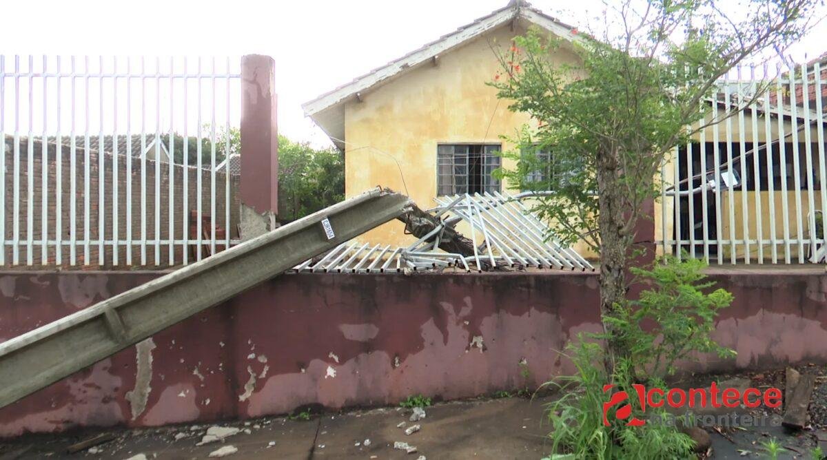 Temporal no Paraná derruba postes, causa estragos em casas e deixa mais de 30 mil imóveis sem energia na região norte