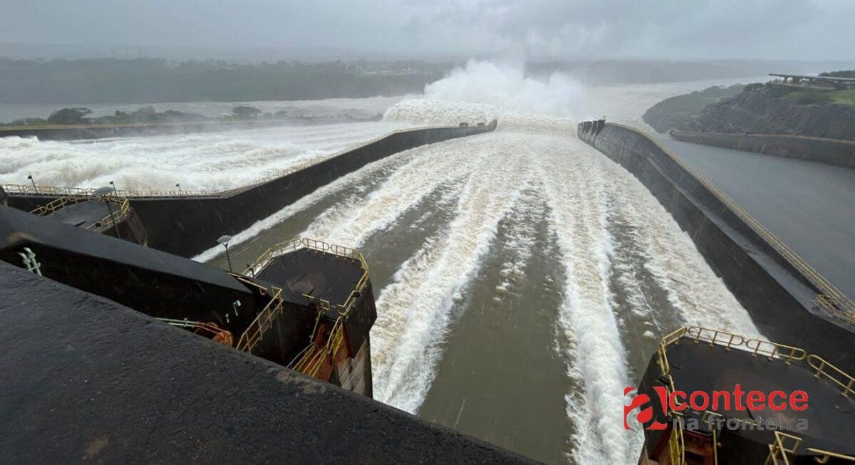 Vertedouro de Itaipu continua aberto após alta no Rio Paraná