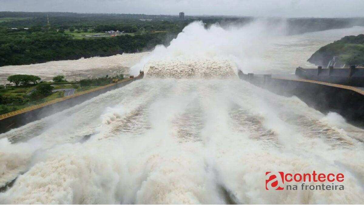 VÍDEO: após abrir seis comportas, vertedouro de Itaipu libera volume de água sete vezes maior que vazão média das Cataratas do Iguaçu