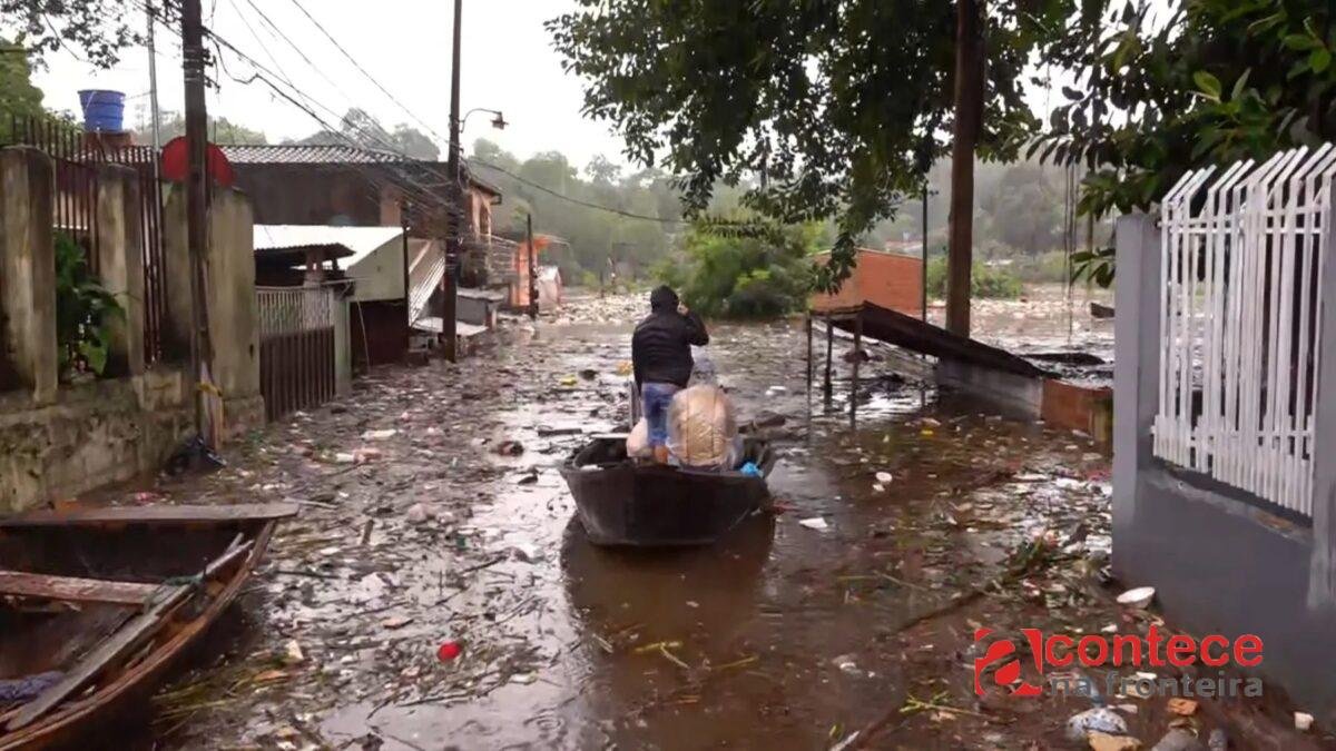 Cheia dos rios Paraná e Iguaçu alaga casas na fronteira