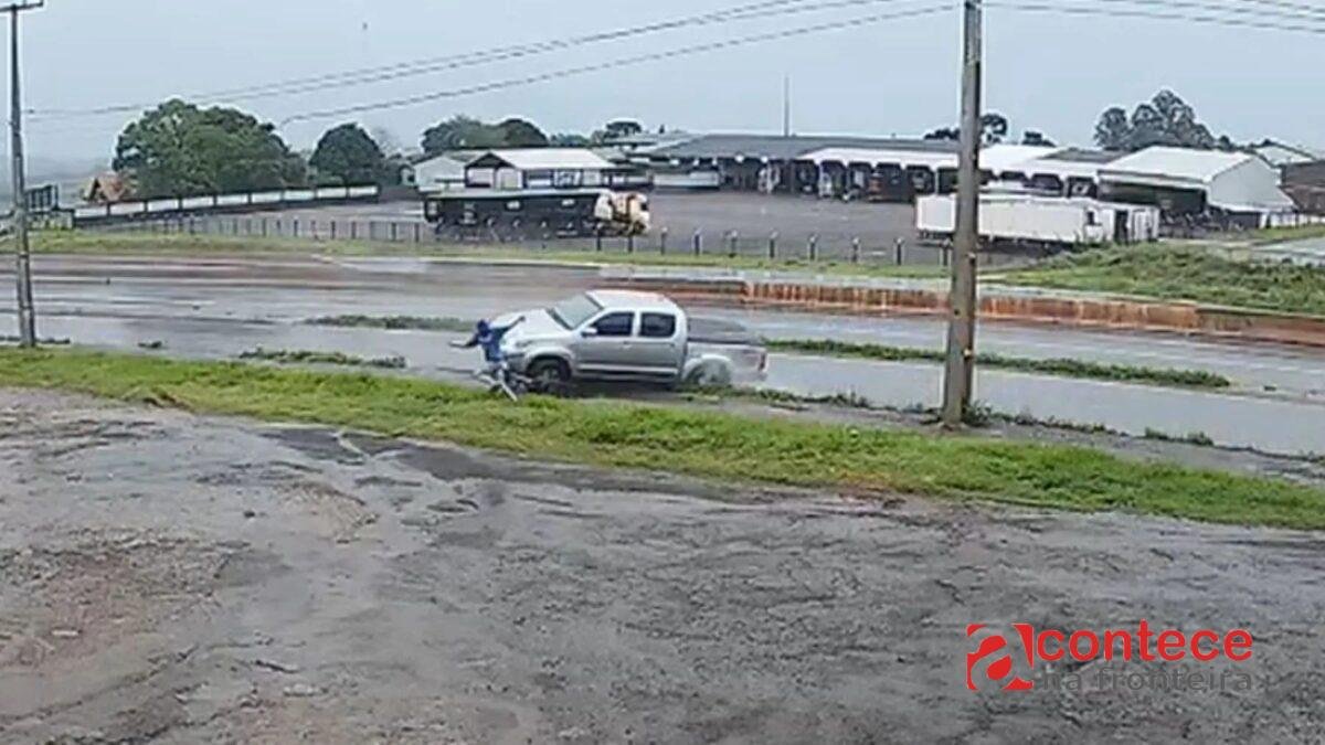 Ciclista escapa segundos antes de caminhonete capotar na BR-163