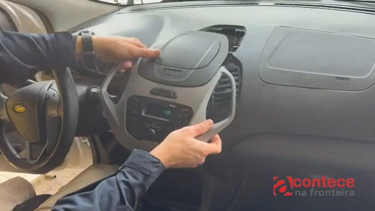PRF apreende fuzis escondidos em painel de carro no Paraná