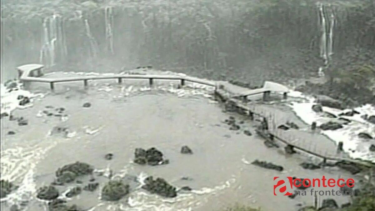 Cataratas do Iguaçu: Imagens mostram passarela submersa no PR