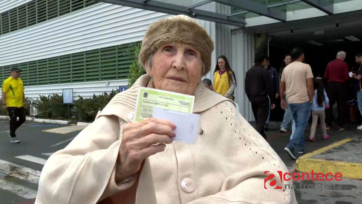 Eleitora de 105 anos vota no PR e emociona no segundo turno